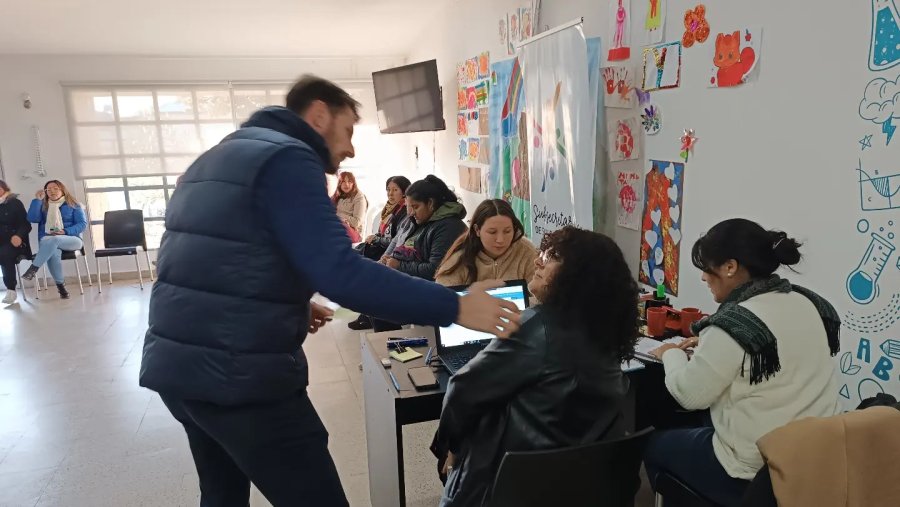 Gonzalo Aira conversa con ls representantes de la agencia nacional.