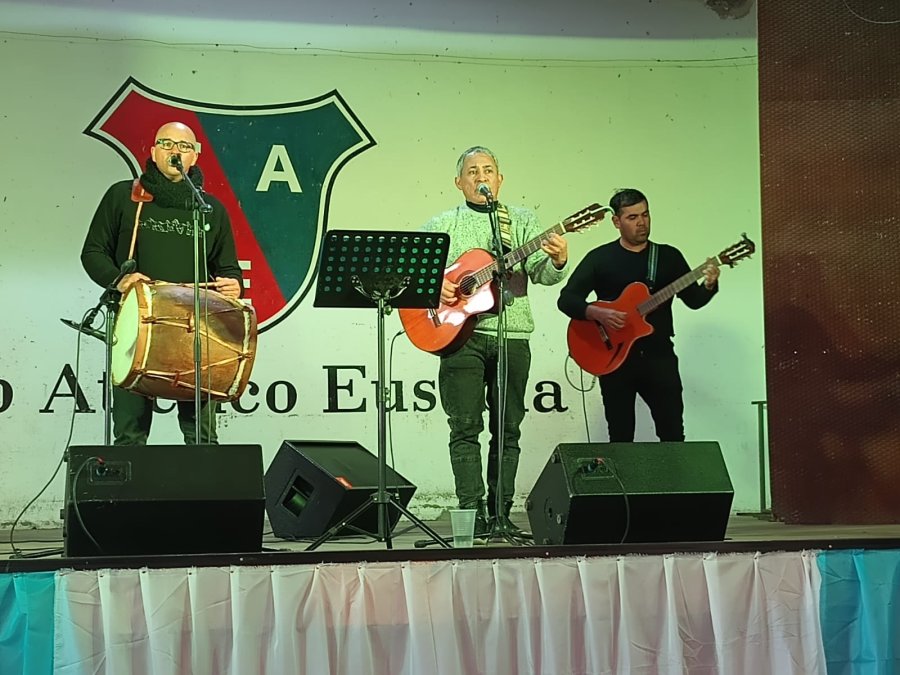 El escenario se vistio&oacute; de m&uacute;sica y alegr&iacute;a.