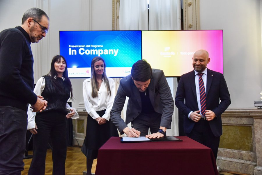El gobernador Pullaro al firmar convenios con empresas santafesinas. (SCS)