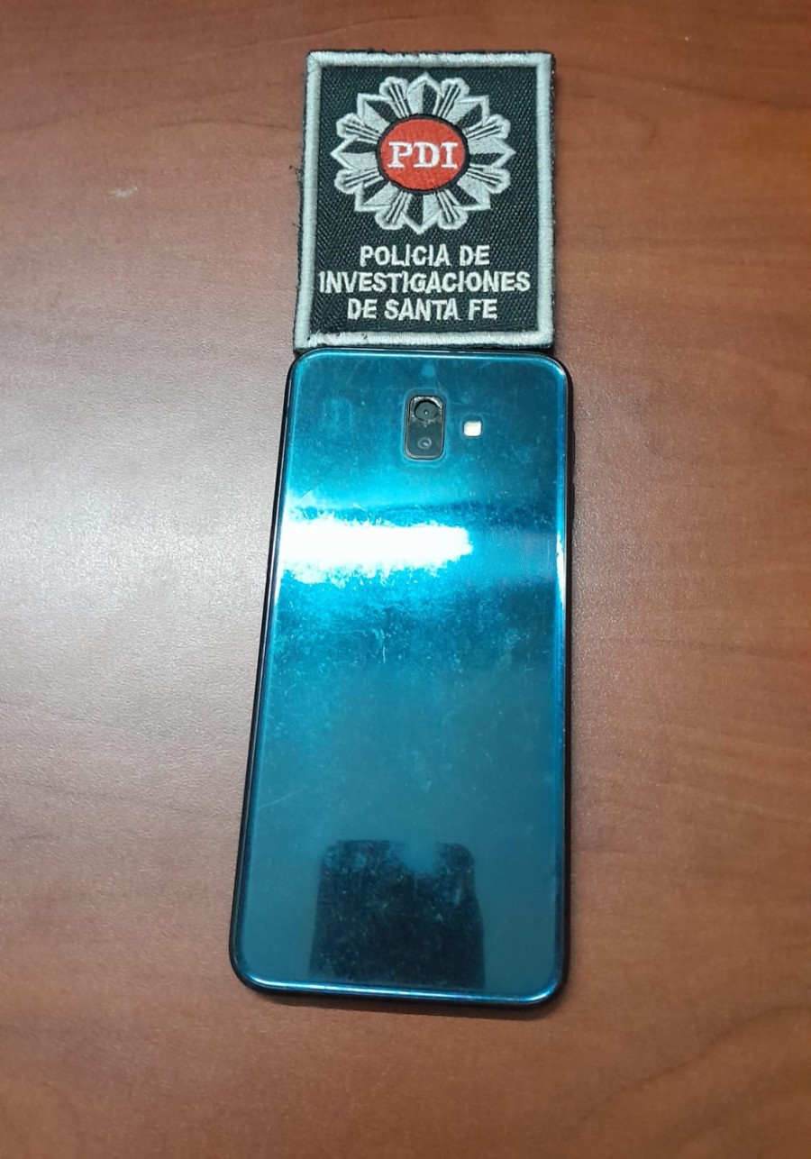 El teléfono celular marca Samsung modelo A20 color negro recuperado por Complejas 5 de PDI.