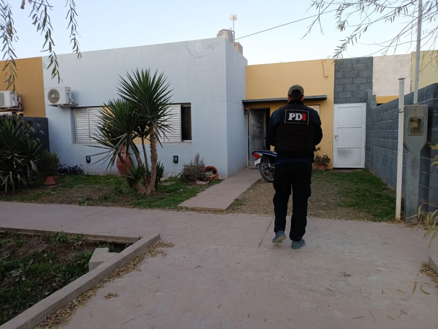 Efectivo de la PDI en uno de los domicilios requisados en San Cristóbal.