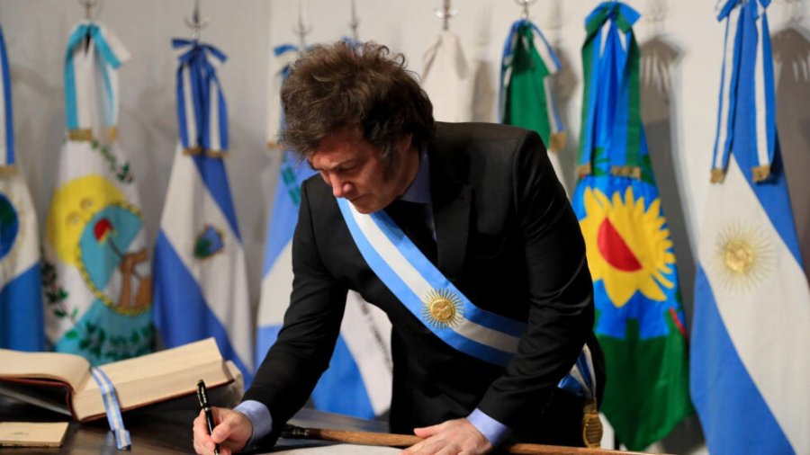 EN TUCUMAN. El presidente Javier Milei, durante la firma del Pacto de Mayo.