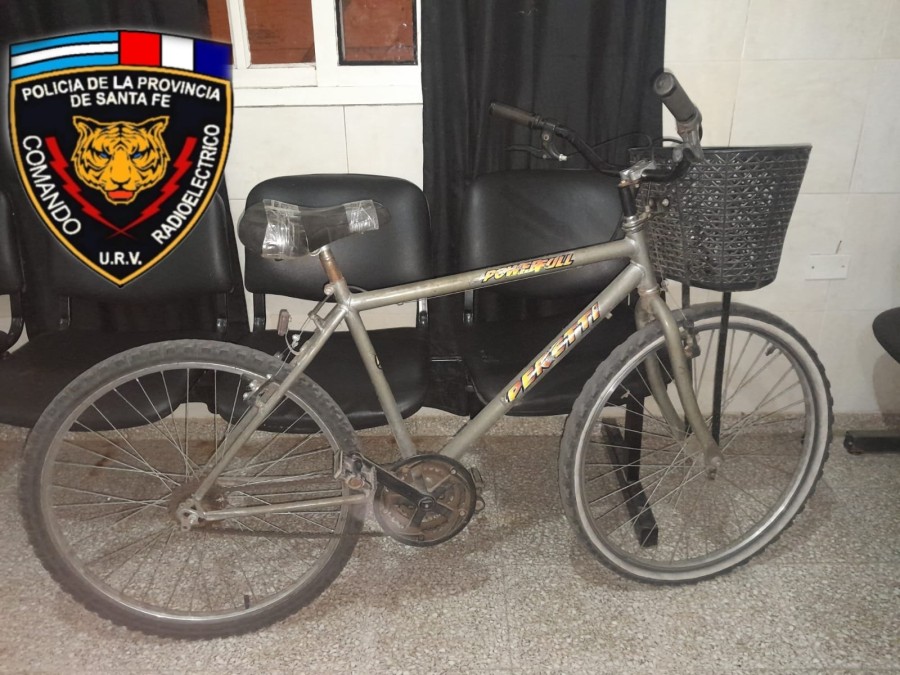 La bicicleta hallada por la GUR y la Policía abandonada a orillas de la Ruta 34.