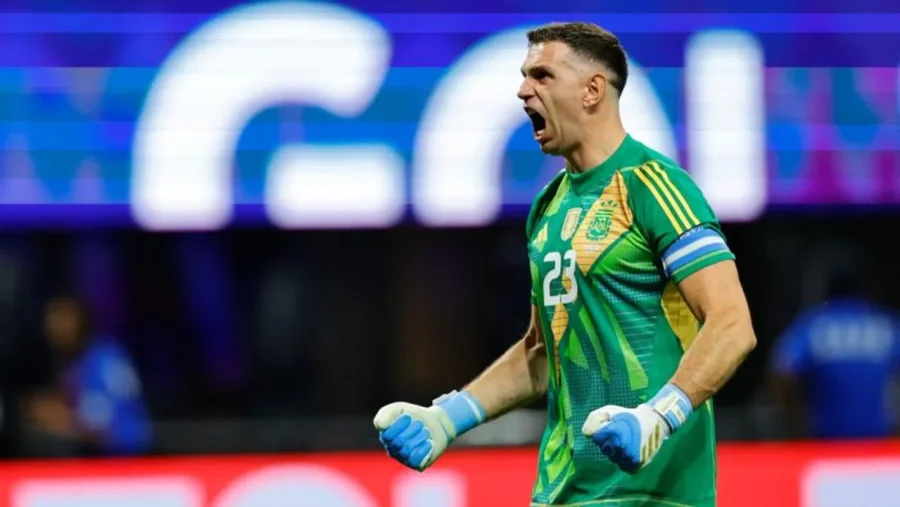 EMILIANO MARTÍNEZ. / “Intento dar todo. Cuando te ponés la camiseta de tu país sentís poderes".