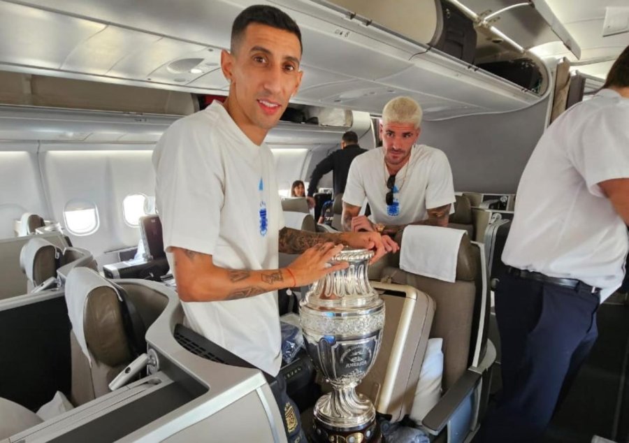 DI MARÍA JUNTO A LA COPA Y RODIGO DE PAUL