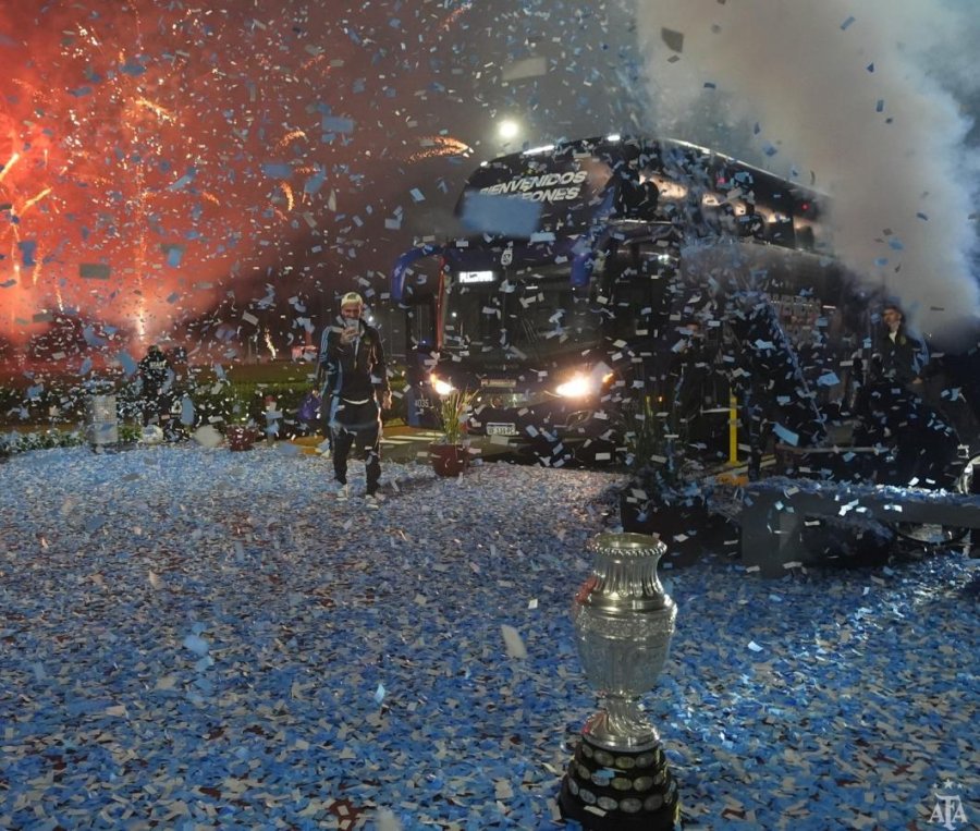 LA SELECCIÓN ARGENTINA FUE RECIBIDA POR UNA MULTITUD