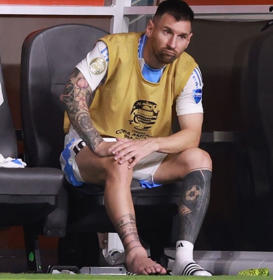 Leo Messi, el domingo en el banco de suplentes con un tobillo derecho inflamado.