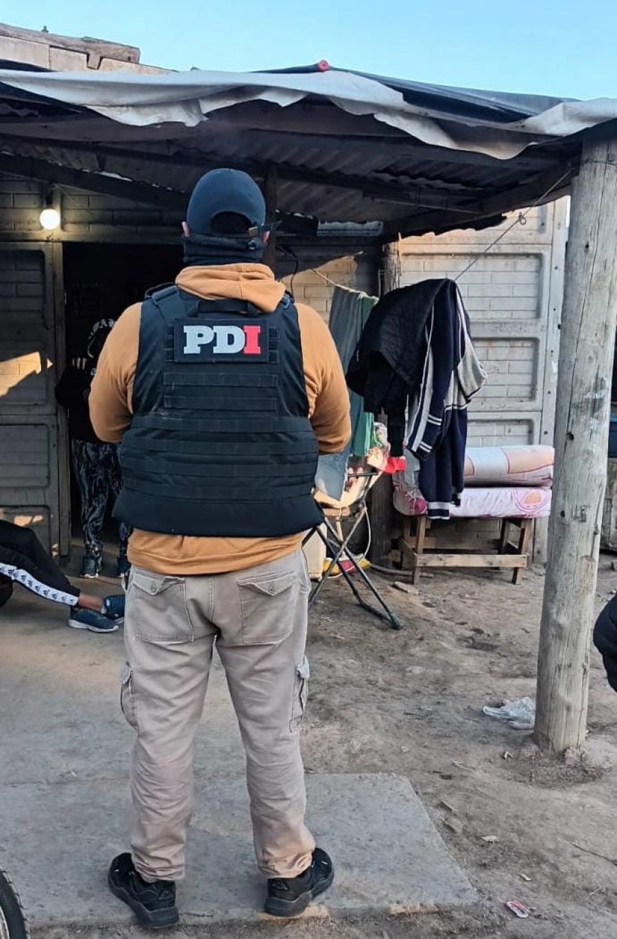 El momento en que la Policía de Investigaciones concreta la detención del menor de edad acusado de tentativa de homicidio.