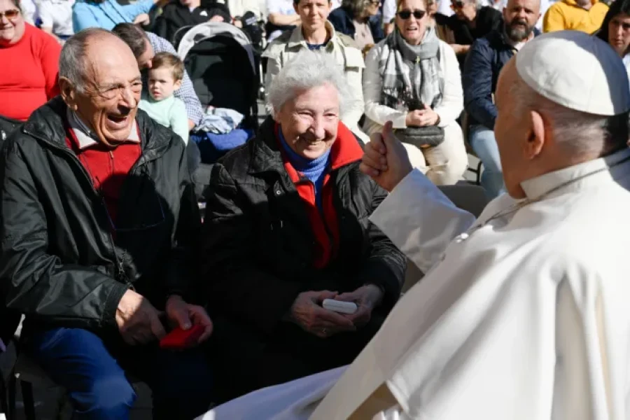 El papa Francisco saluda a abuelos.