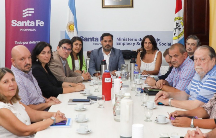 NUEVA REUNION. El &uacute;ltimo acuerdo salarial en paritarias incluy&oacute; un aumento del 19% en tres tamos: 9% en abril, 5% en mayo y 4% en junio.
