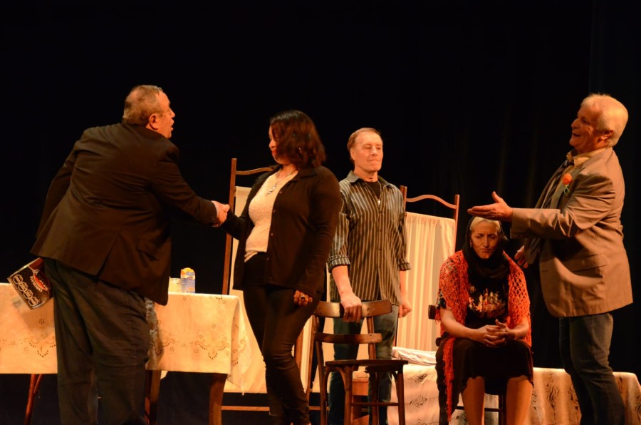 EN ESCENA. Parte del elenco de "La Nona".