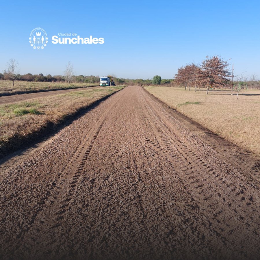 Una de las calles que recibi&oacute; la reposici&oacute;n de ripio.
