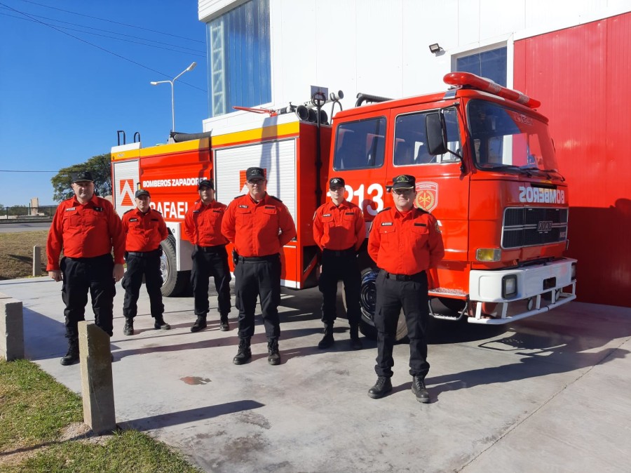 Numerarios del Cuartel Norte de Bomberos Zapadores se hicieron presentes rápidamente en la empresa afectada.