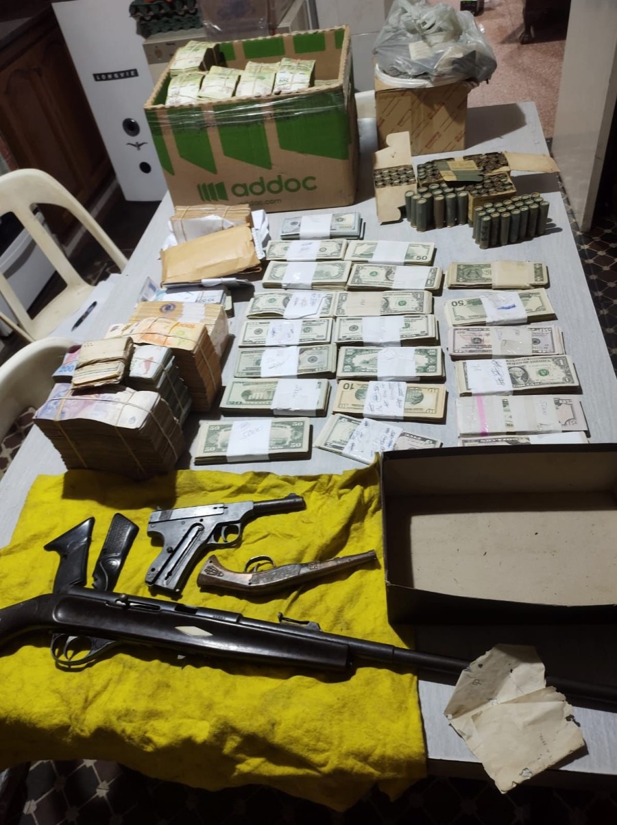 Hallaron dinero en efectivo en pesos, dólares y euros; armas de fuego y municiones, 2223 kg de cobre, 298 kilos de aluminio, 8 kilos de válvulas de GNC, 150 baterías de autos, 106 baterías de motos.