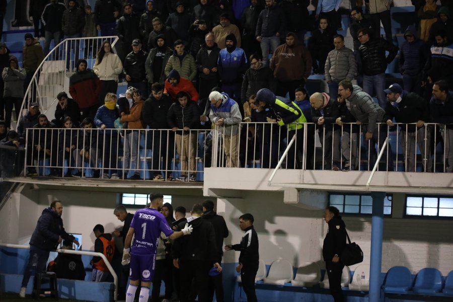 EL EQUIPO SE RETIRÓ REPUDIADO POR SU PÚBLICO