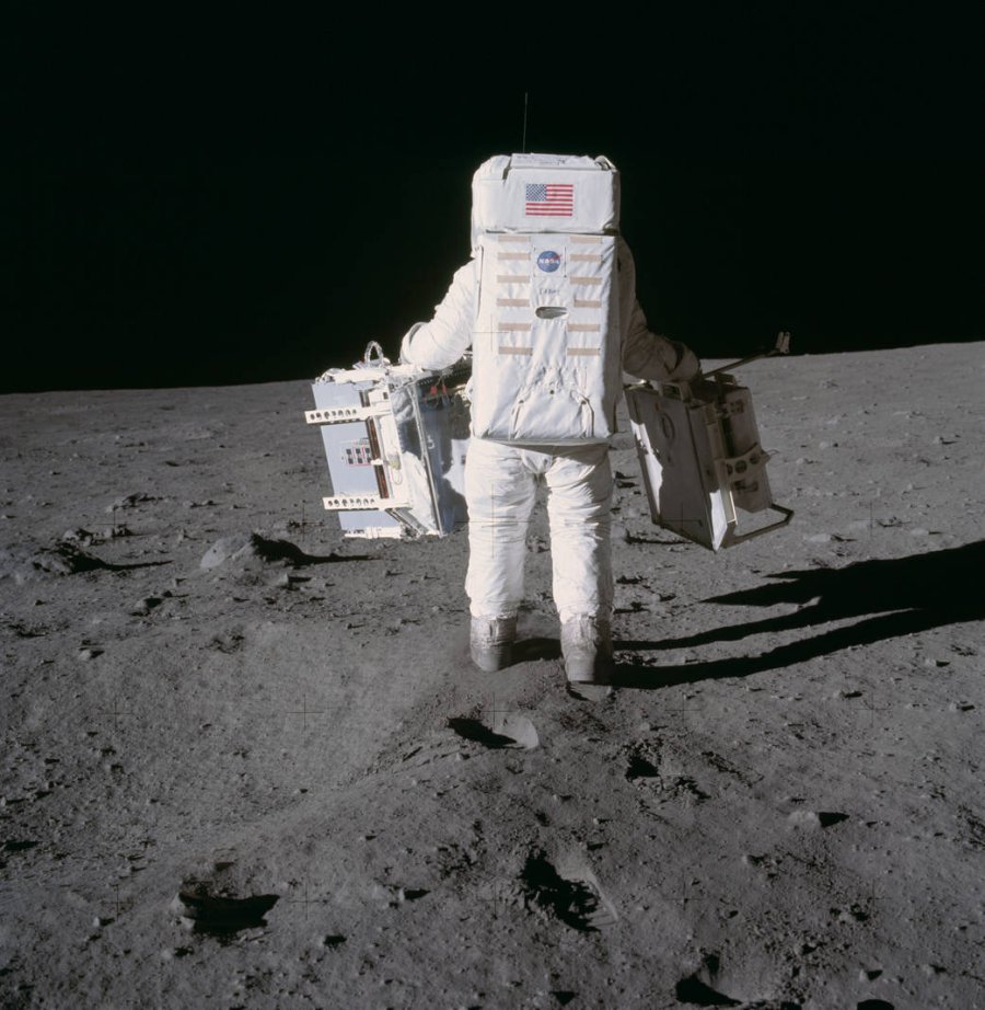 Buzz Aldrin camina sobre la superficie de la Luna durante la misi&oacute;n del Apolo 11.