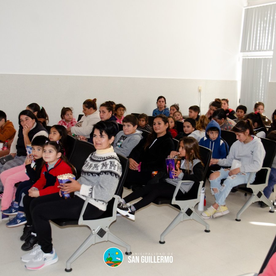 Con atenci&oacute;n siguen la historia proyectada en la pantalla.