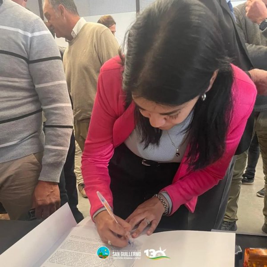 Romina L&oacute;pez en el momento de firmar el acuerdo.