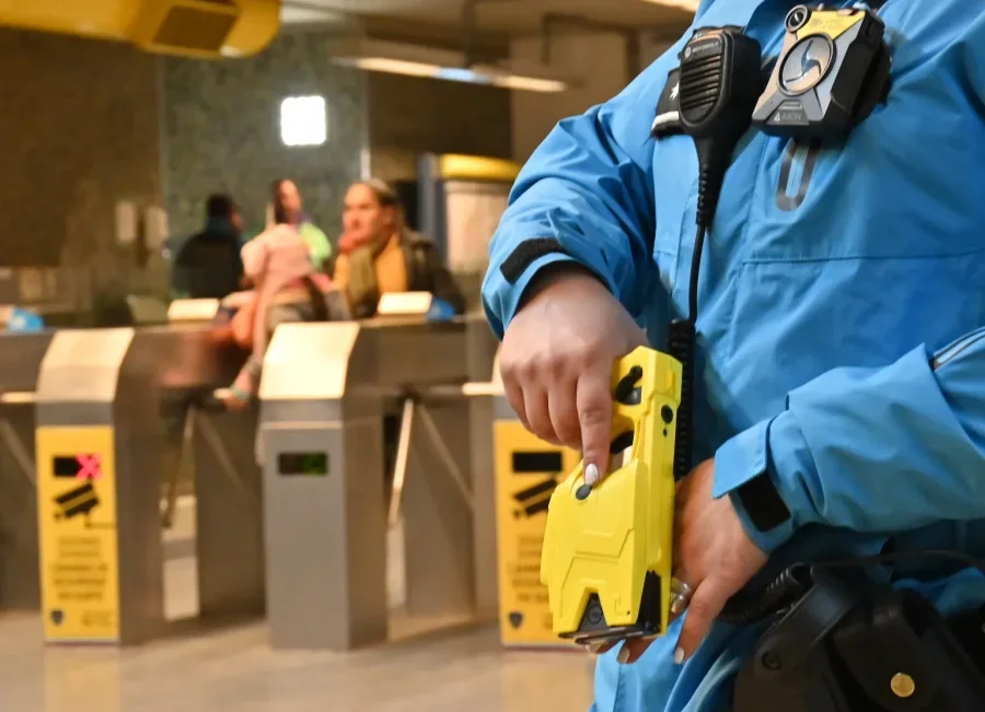 El detenido con la Taser estaba armado con un cuchillo e iba circulando golpeando automóviles.