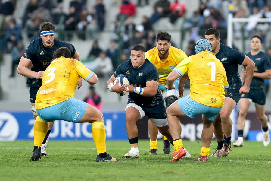 TOMÁS GALLO CON LA PELOTA Y PEDRO RUBIOLO LLEGANDO A SU DERECHA COMO APOYO