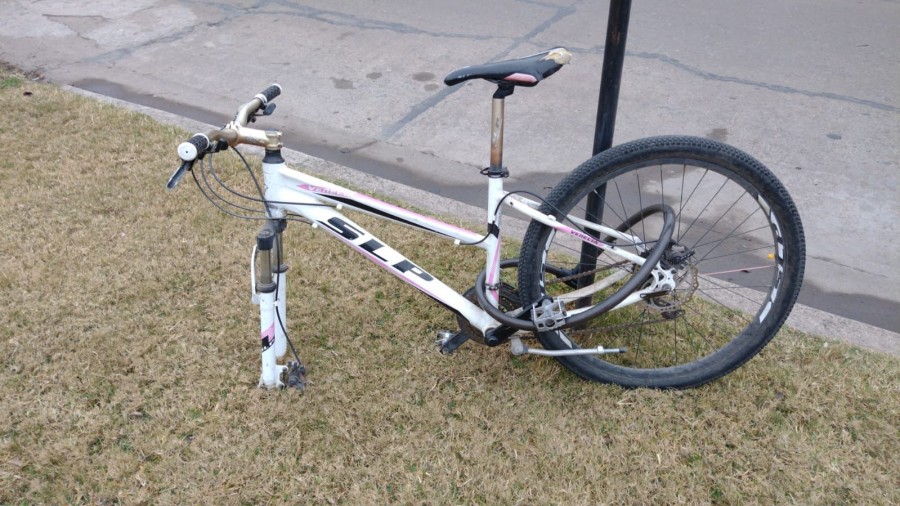 La bicicleta que sufrió el robo de una de sus ruedas.