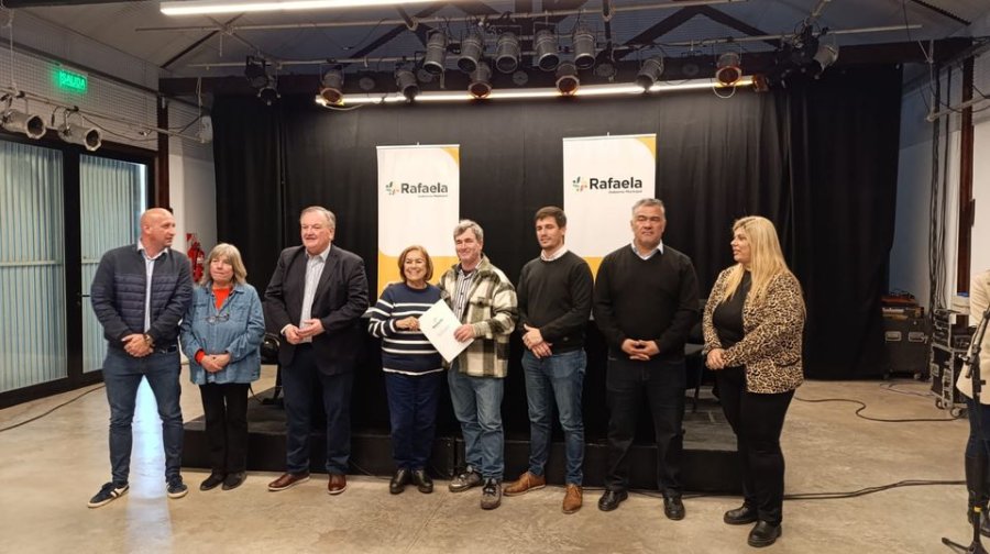 Julio Forni, en el centro, con las autoridades.