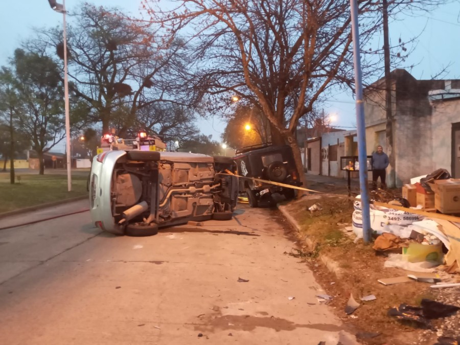 El Renault Scenic perdía combustible y obstruía la circulación por Avenida Suipacha.