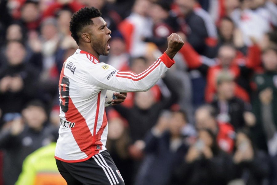 MIguel Borja festeja su primer gol del partido.