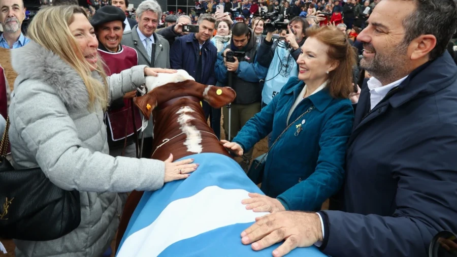 Diana Mondino presente en la jura de la raza Braford.