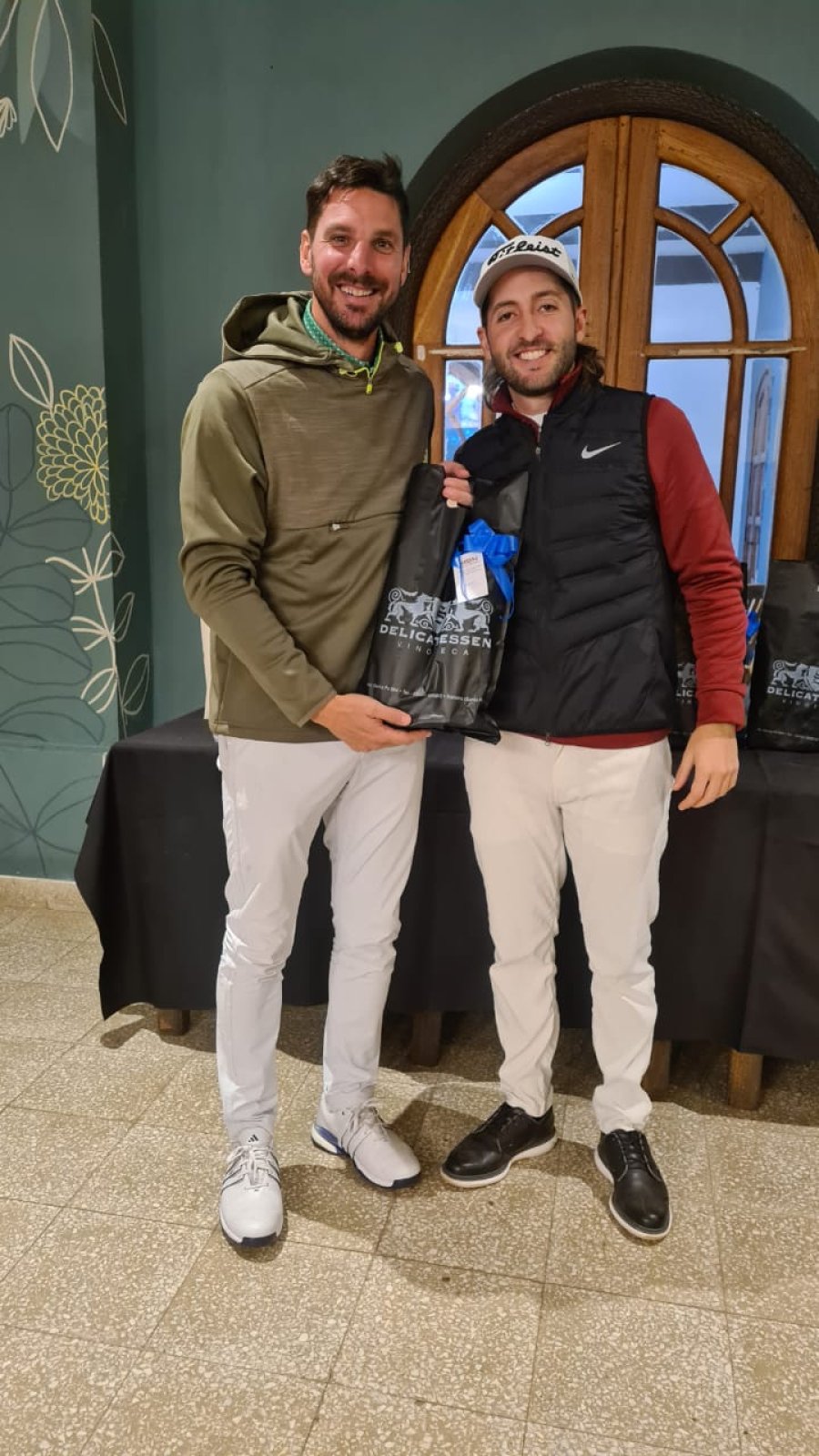 GANADOR CATEGORIA B./ Guillermo Sara recibiendo su premio.