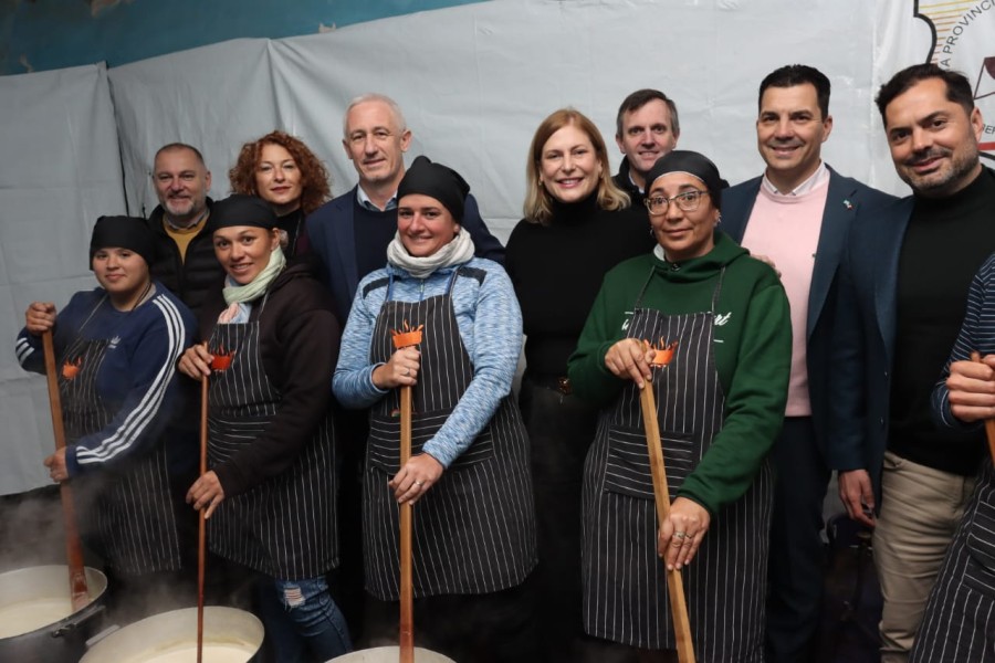 Quienes prepararon la bagna cauda, junto a autoridades.