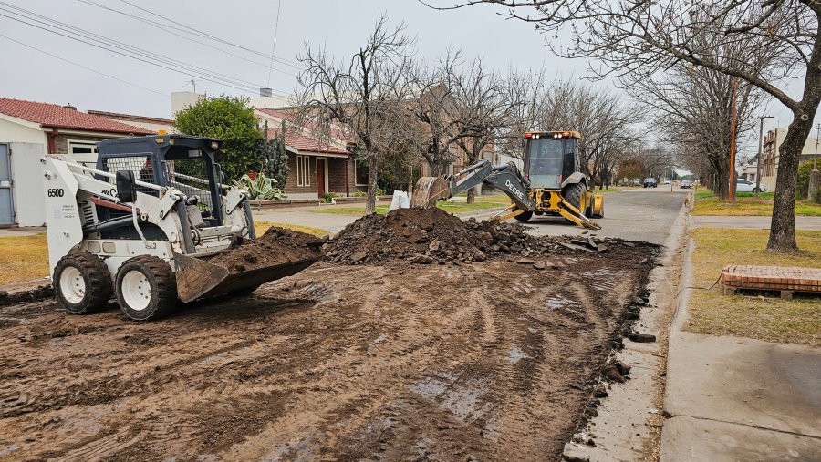 Operarios y maquinaria comunal en plena labor.