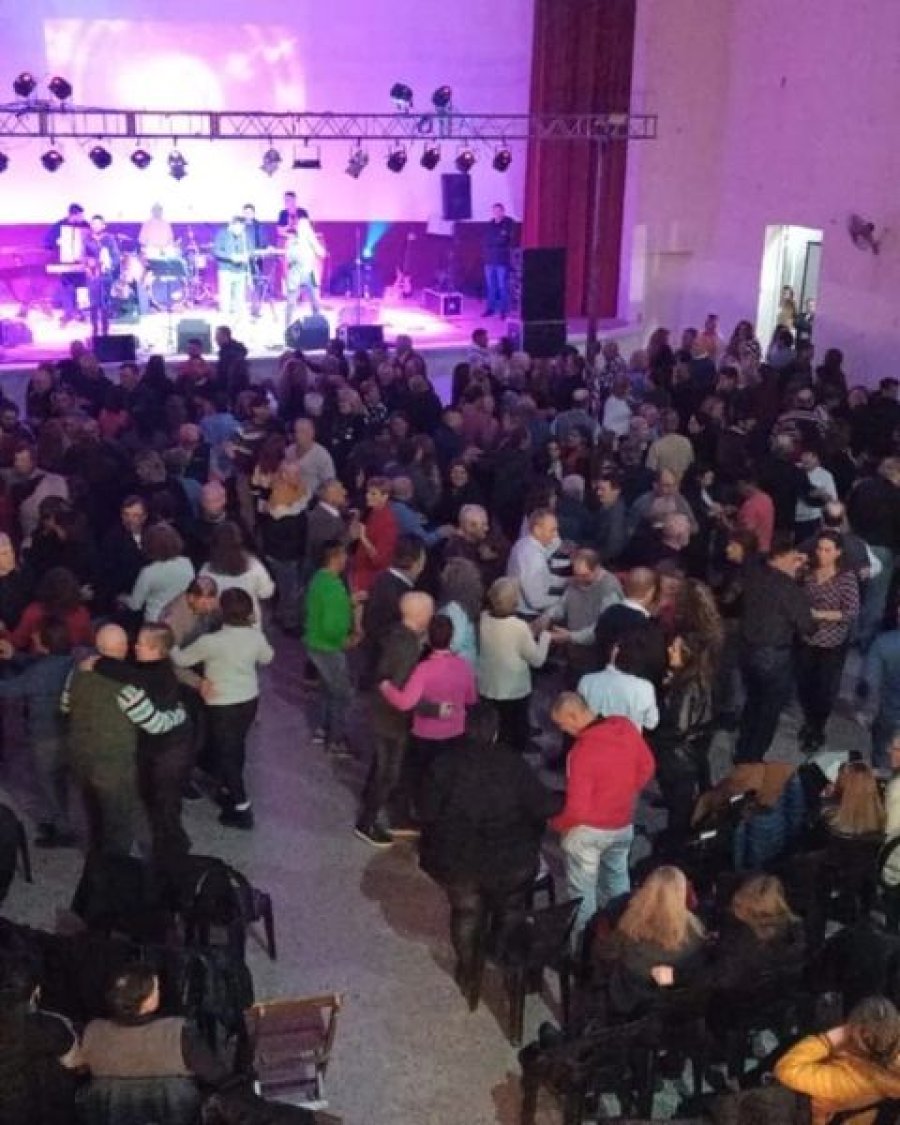 El salón colmado disfrutando la alegría de la música y el baile.
