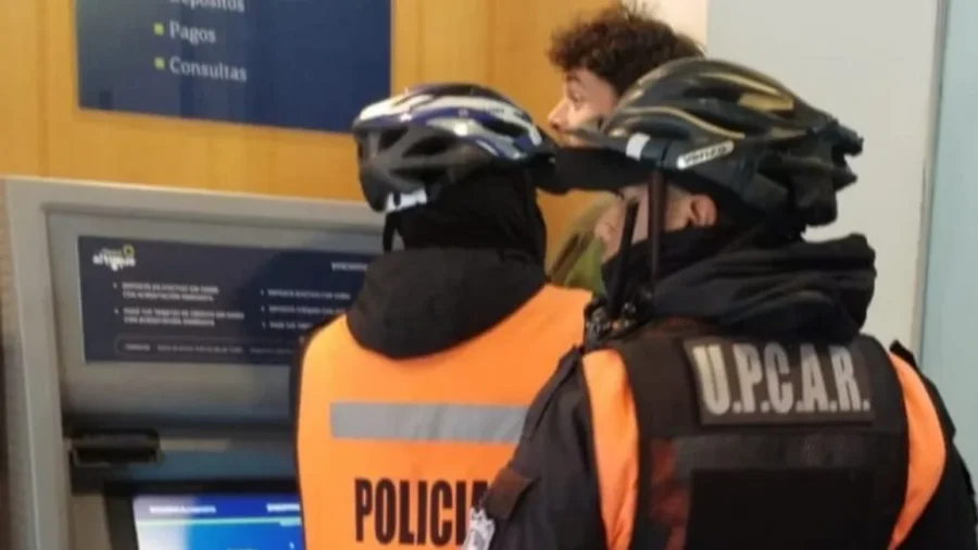 El ruso no se identificó y después se refugió en un cajero automático cercano.