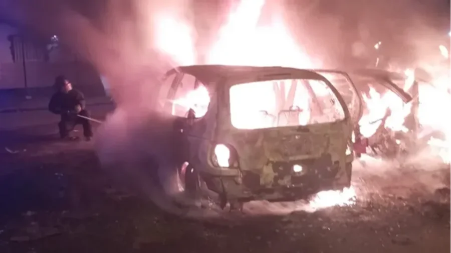 El incendio habría sido provocado por el dueño de uno de los autos incautados.
