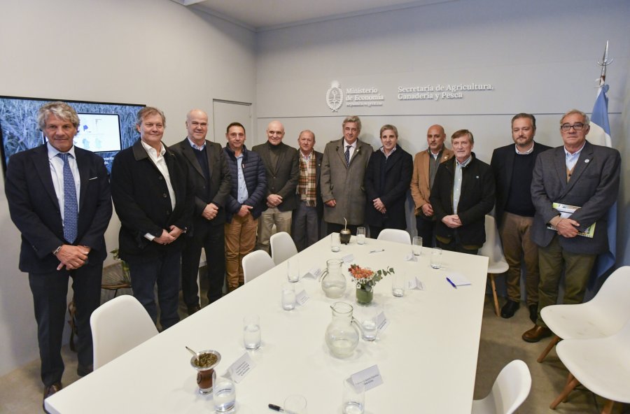 Caputo y Espert con la dirigencia de la Sociedad Rural.