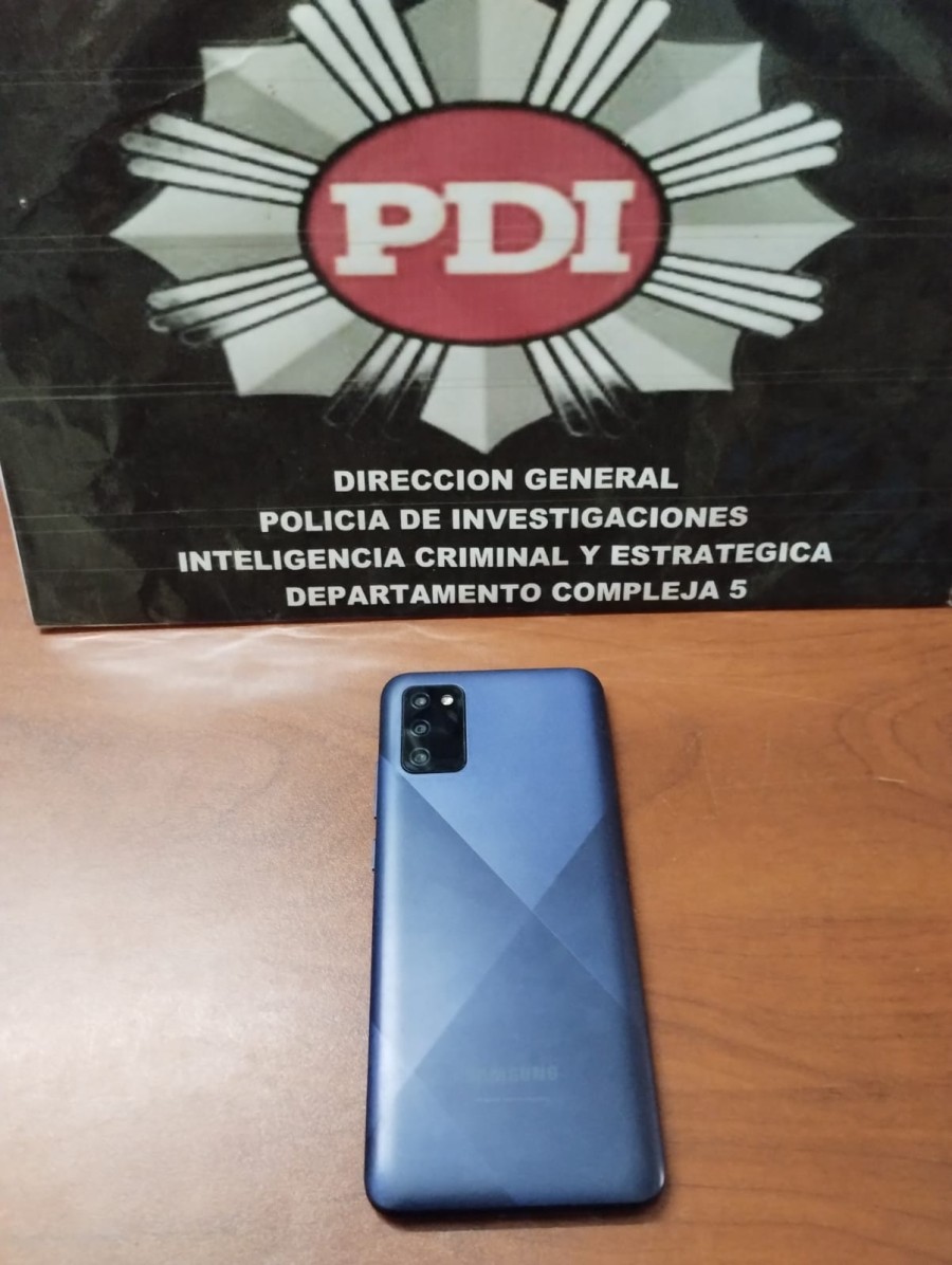 El teléfono Samsung recuperado por el Departamento Complejas 5 de la PDI local.