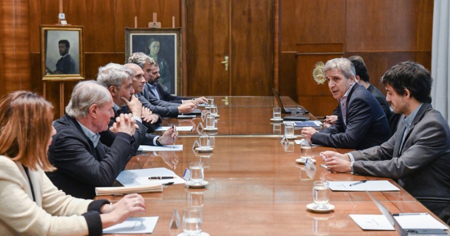 Luis Caputo durante la reuni&oacute;n con representantes de supermercados.