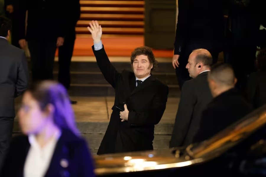 Javier Milei saluda antes de ingresar al Teatro Col&oacute;n.