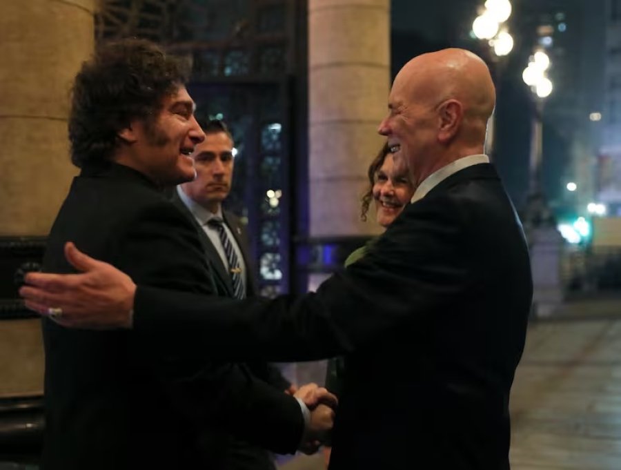 El director del Teatro Col&oacute;n, Jorge Telerman recibe al presidente, Javier Milei.
