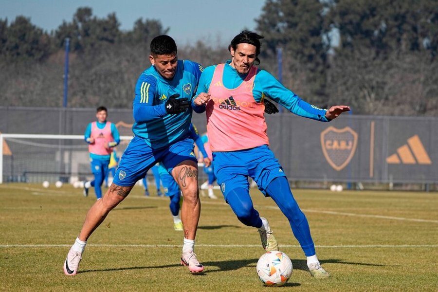 Rojo disputa la pelota con Cavani durante la práctica