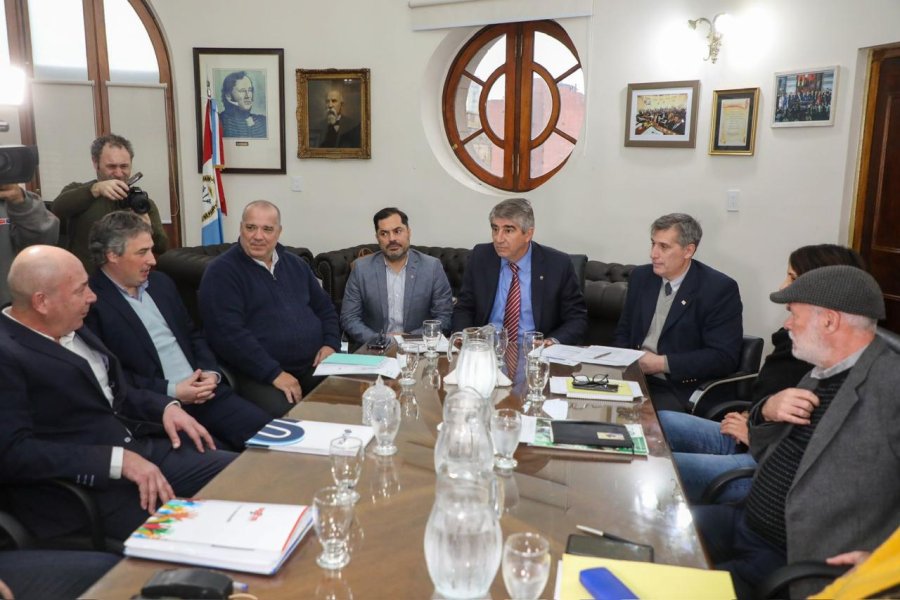 Funcionarios y sindicalistas durante la reuni&oacute;n paritaria de este mediod&iacute;a.