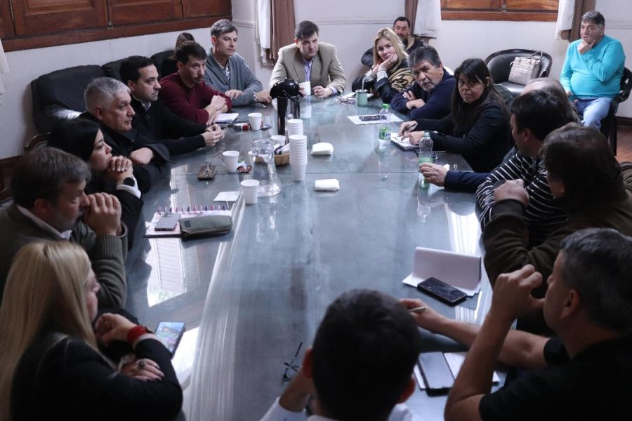 Paritarios de la Festram junto a representantes de municipios y comunas de la Provincia.