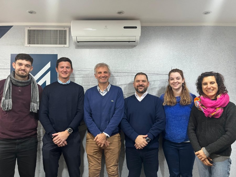 Representantes de la empresa constructora Menara junto a funcionarios del IDSR.