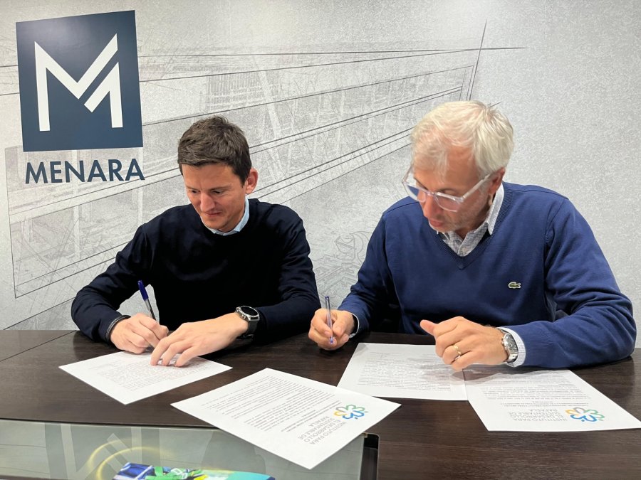 Culzoni y Soffietti al firmar el convenio ambiental.