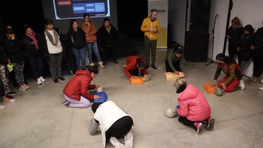 Voluntarios del CUS durante el curso sobre primeros auxilios.