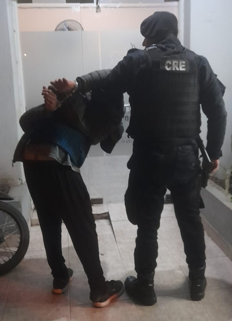 Efectivos del Comando Radioeléctrico lograron reducirlo y trasladarlo hacia Comisaria N° 13 por razones de jurisdicción.