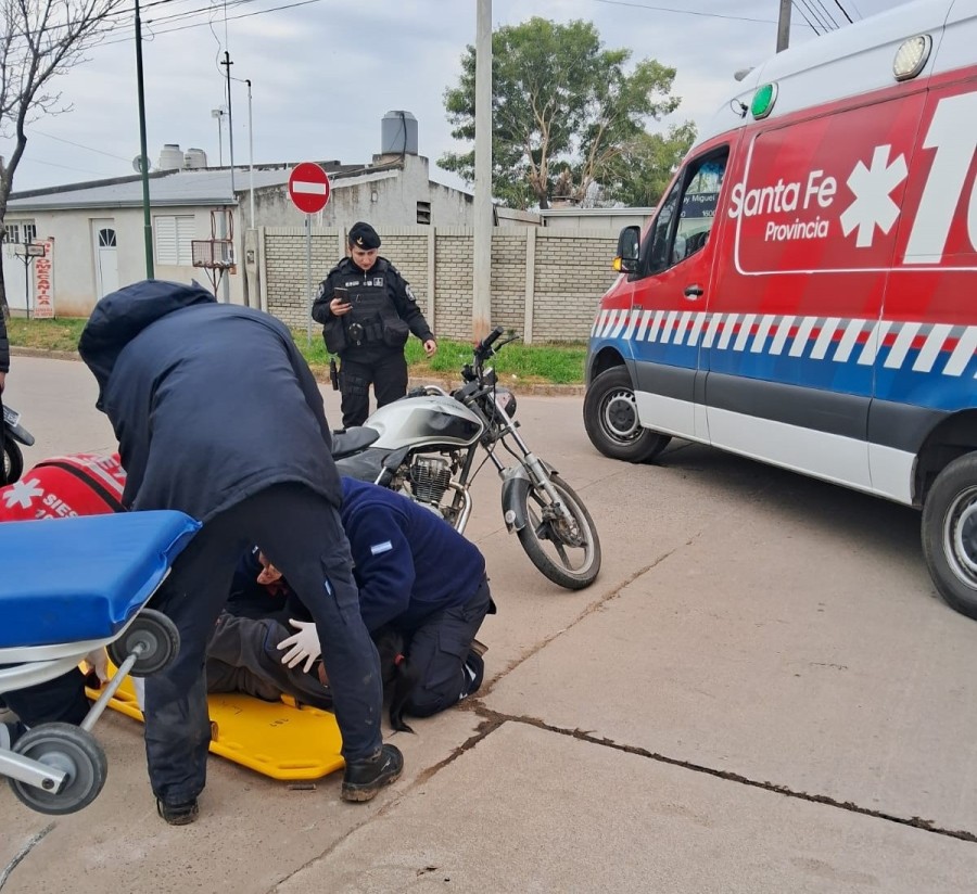 Emergencias SIES 107 trasladó a los accidentados en barrio Güemes para una mejor atención.