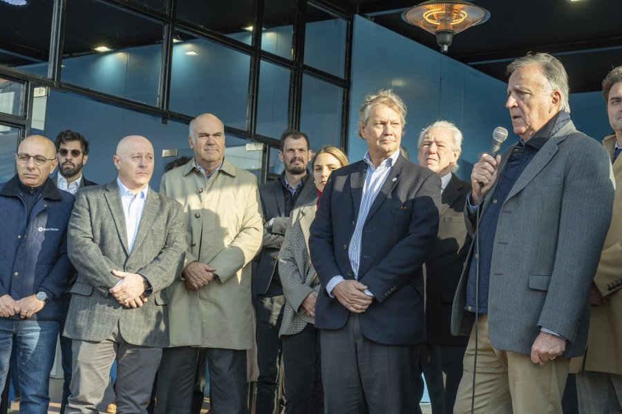ACOMPAÑAMIENTO. Las autoridades del BNA pasaron por el stand en Palermo.