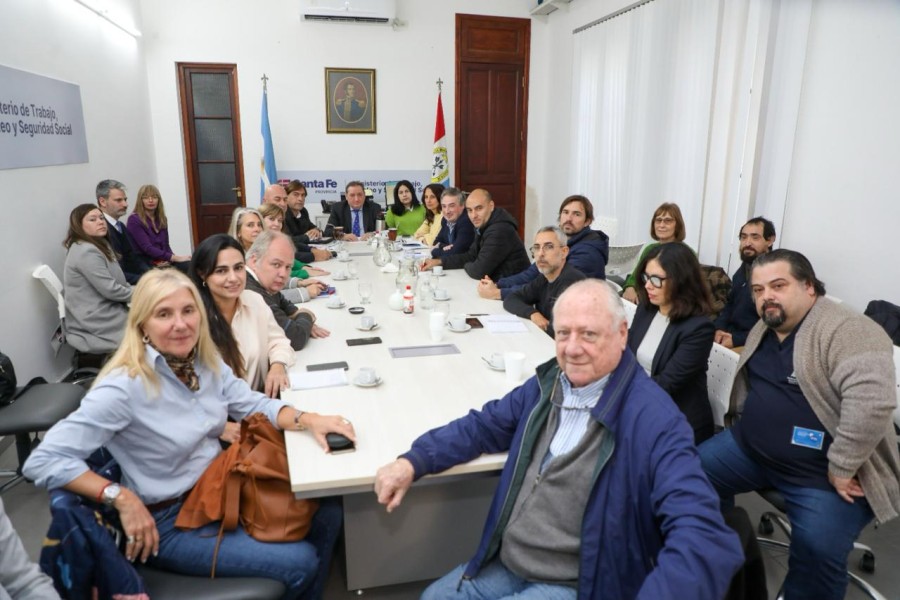Autoridades de la Provincia de Santa Fe y de los gremios de AMRA y Siprus se reunieron en el Ministerio de Trabajo.